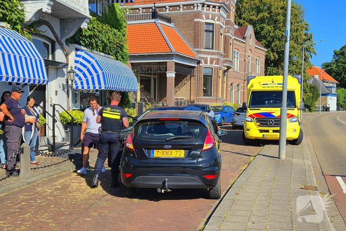 Bestuurster botst tegen geparkeerde auto