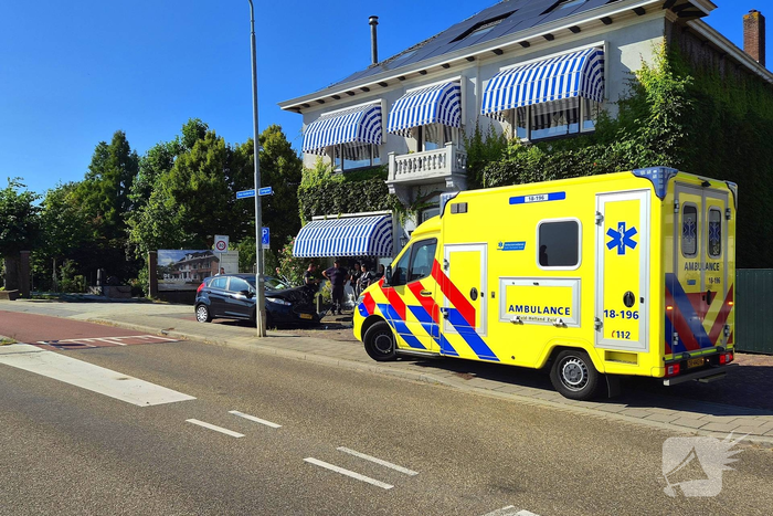 Bestuurster botst tegen geparkeerde auto