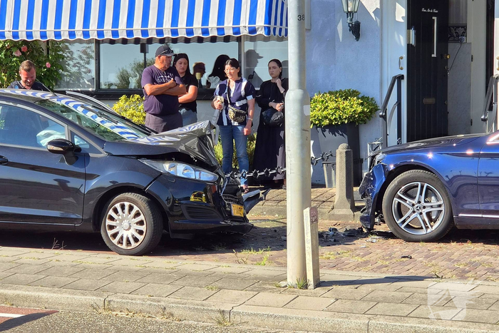 Bestuurster botst tegen geparkeerde auto