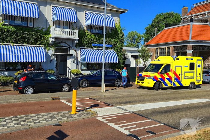 Bestuurster botst tegen geparkeerde auto