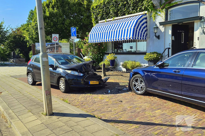 Bestuurster botst tegen geparkeerde auto