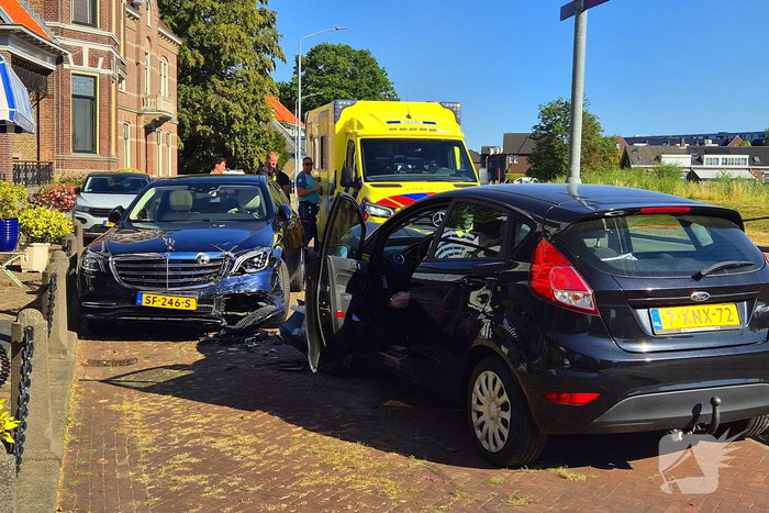 Bestuurster botst tegen geparkeerde auto