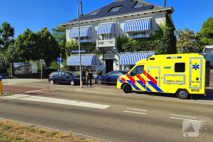 Bestuurster botst tegen geparkeerde auto
