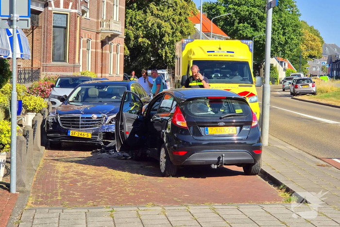 Bestuurster botst tegen geparkeerde auto