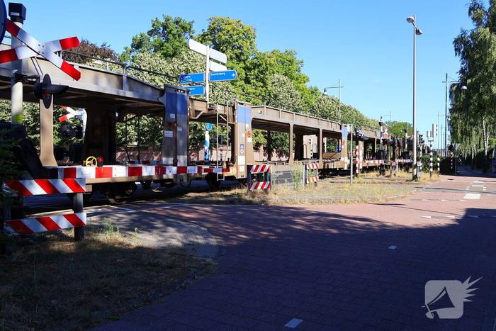 Voetgangers ondernemen gevaarlijke acties bij overweg