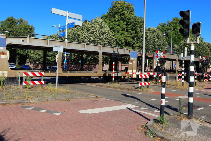 Voetgangers ondernemen gevaarlijke acties bij overweg