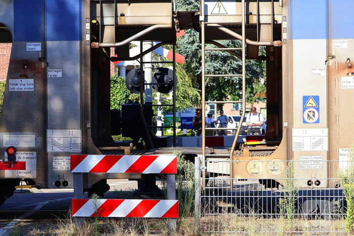 Voetgangers ondernemen gevaarlijke acties bij overweg