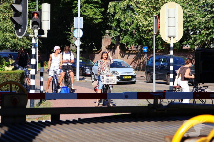 Voetgangers ondernemen gevaarlijke acties bij overweg