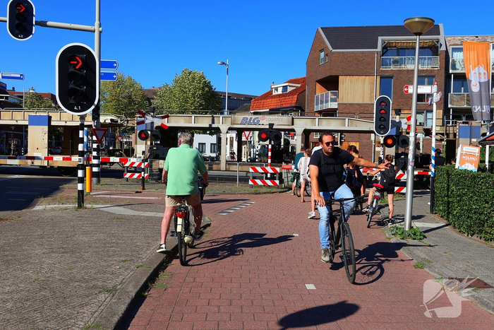 Voetgangers ondernemen gevaarlijke acties bij overweg