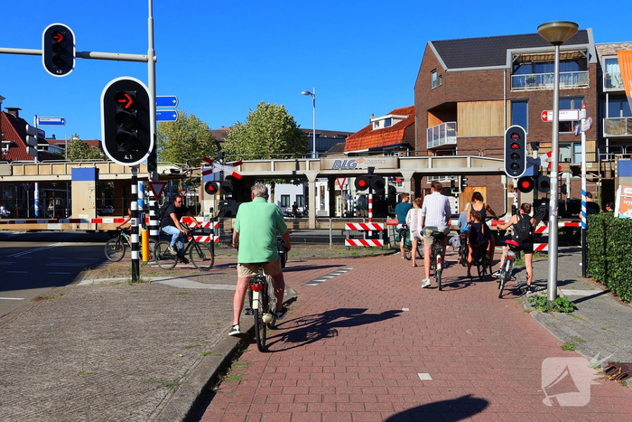 Voetgangers ondernemen gevaarlijke acties bij overweg