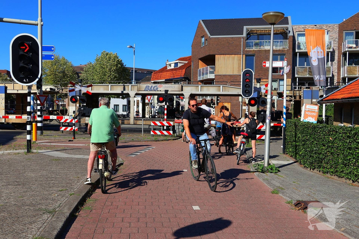 Voetgangers ondernemen gevaarlijke acties bij overweg
