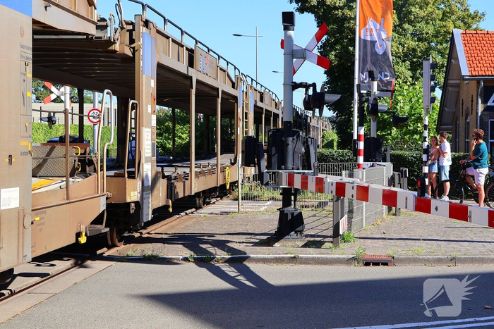 Voetgangers ondernemen gevaarlijke acties bij overweg