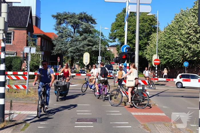Voetgangers ondernemen gevaarlijke acties bij overweg
