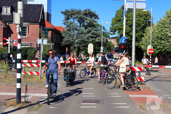 Voetgangers ondernemen gevaarlijke acties bij overweg