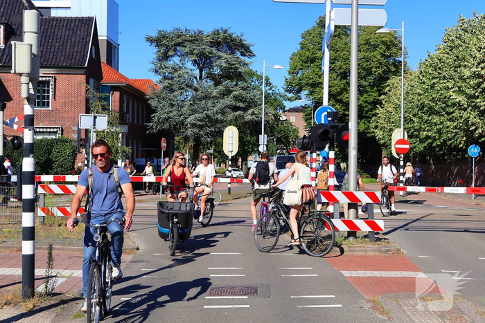 Voetgangers ondernemen gevaarlijke acties bij overweg
