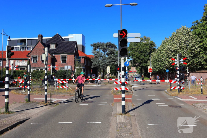 Voetgangers ondernemen gevaarlijke acties bij overweg