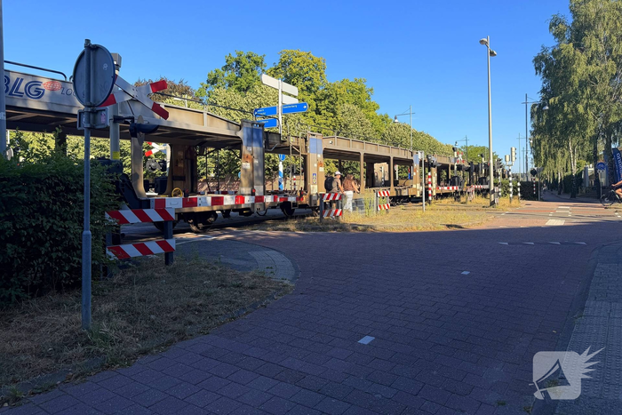 Voetgangers ondernemen gevaarlijke acties bij overweg