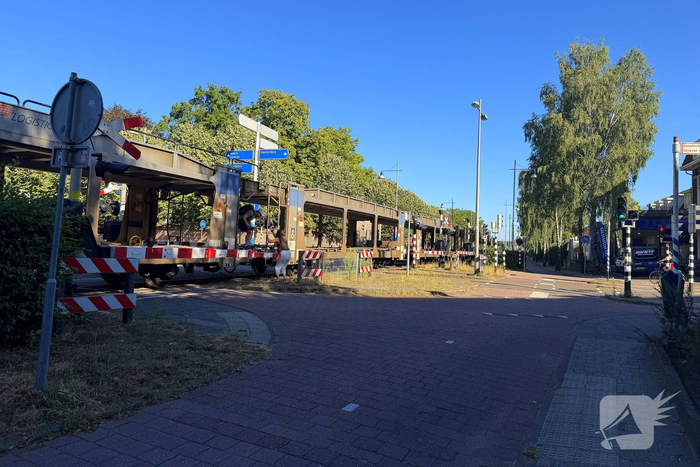 Voetgangers ondernemen gevaarlijke acties bij overweg