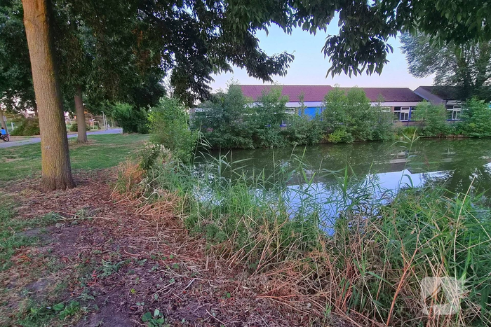 Jongedame komt in water terecht