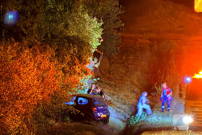 Auto vliegt over sloot na ongeval