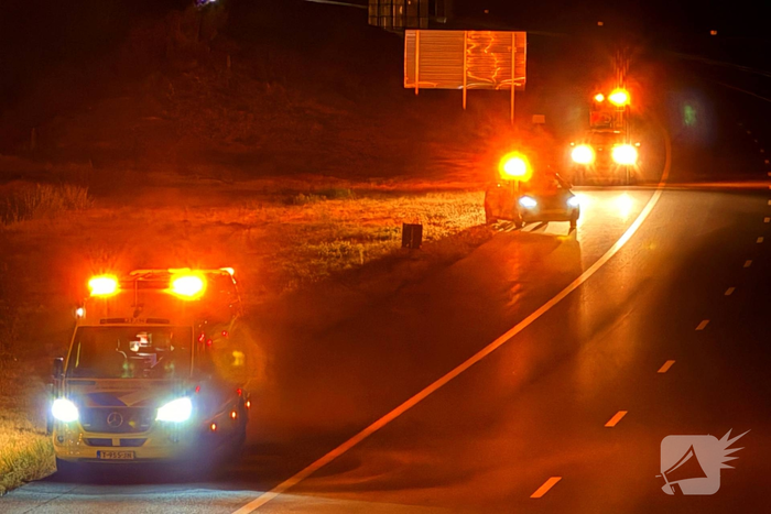 Auto vliegt over sloot na ongeval