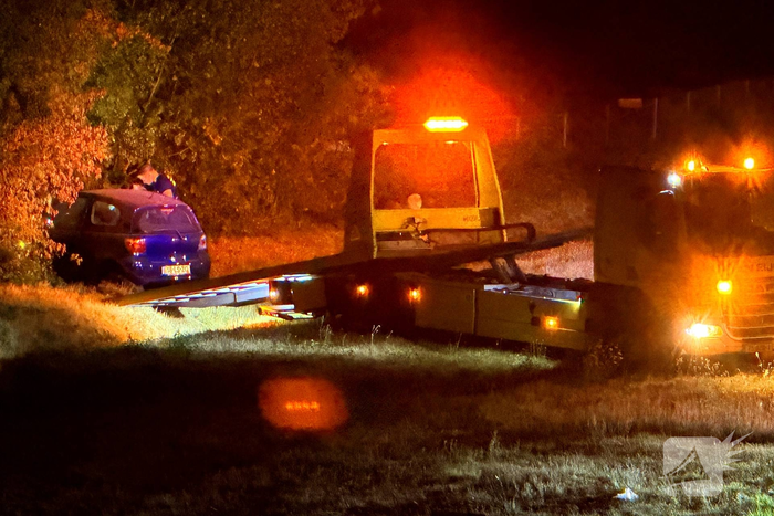 Auto vliegt over sloot na ongeval