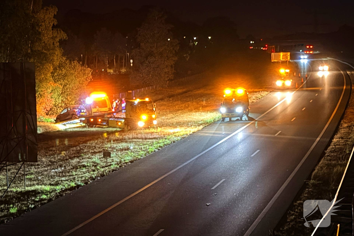 Auto vliegt over sloot na ongeval