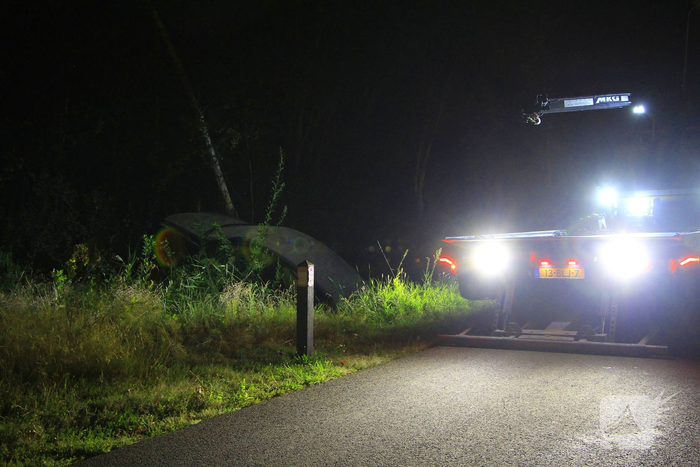 Bestuurder gewond bij aanrijding met boom