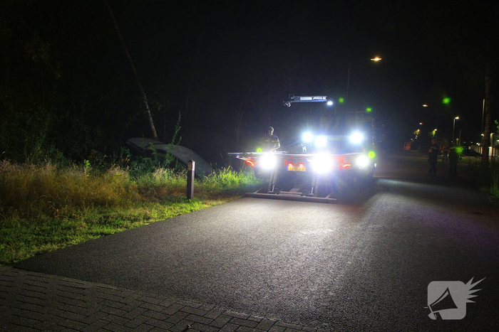 Bestuurder gewond bij aanrijding met boom