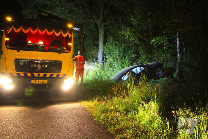 Bestuurder gewond bij aanrijding met boom
