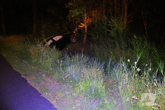Bestuurder gewond bij aanrijding met boom