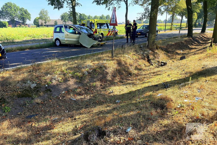 Auto botst tegen boom en bestuurster raakt bekneld