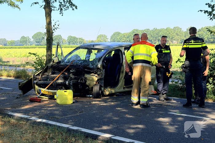 Auto botst tegen boom en bestuurster raakt bekneld