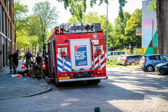 Grote tak valt op auto's en veroorzaakt schade
