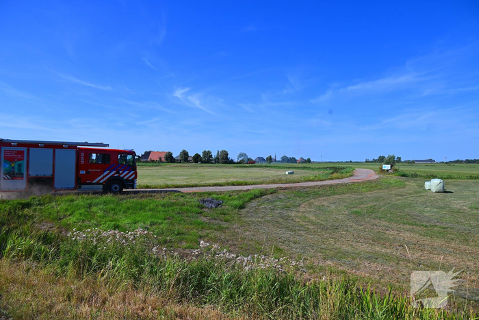 Brand in tractor, brandweer schaalt op wegens waterwinning