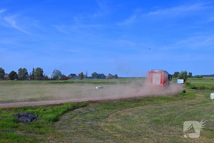 Brand in tractor, brandweer schaalt op wegens waterwinning