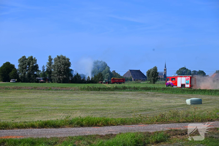 Brand in tractor, brandweer schaalt op wegens waterwinning