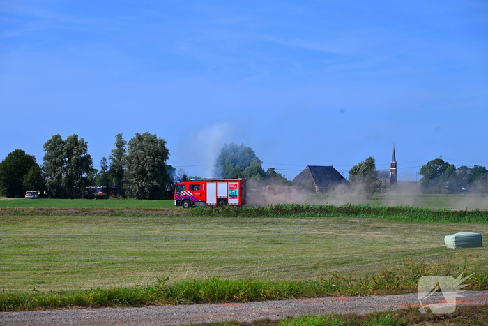 Brand in tractor, brandweer schaalt op wegens waterwinning
