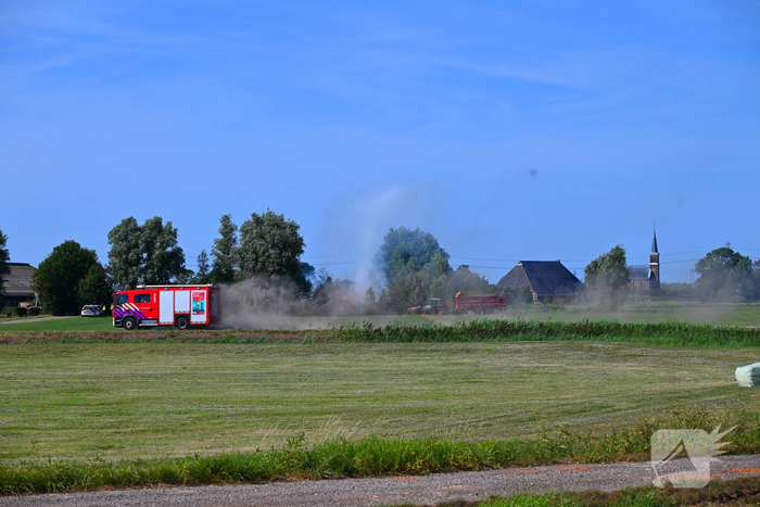 Brand in tractor, brandweer schaalt op wegens waterwinning