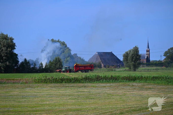 Brand in tractor, brandweer schaalt op wegens waterwinning