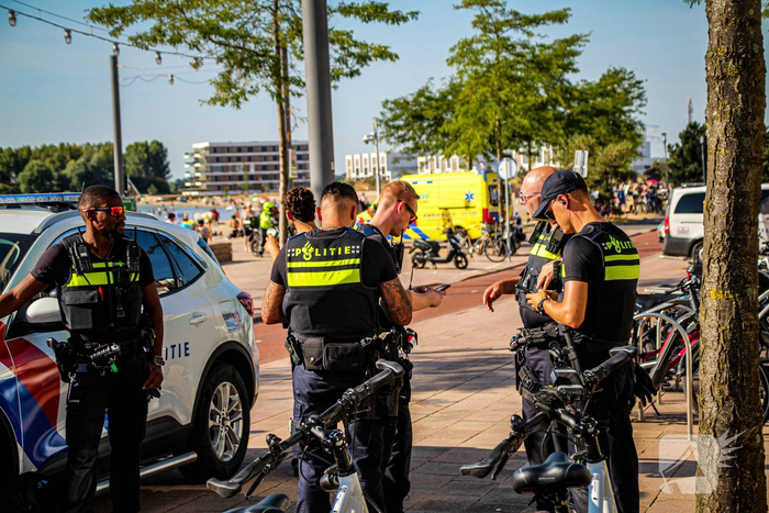 Persoon te water snel gered en nagekeken