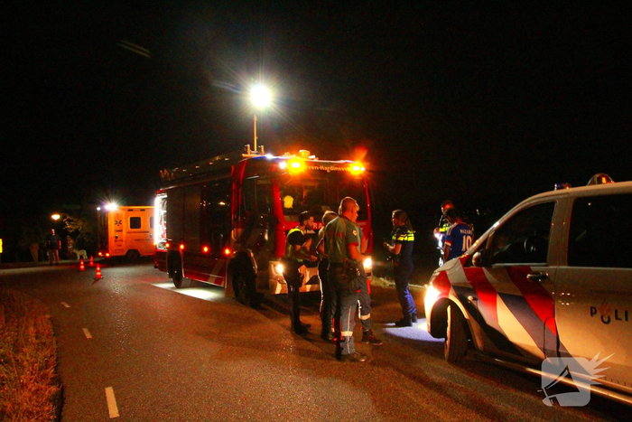 Auto raakt van dijk en belandt in riet