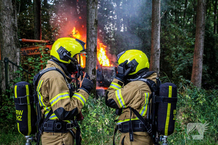 Middelbrand in bos door brandende kraan