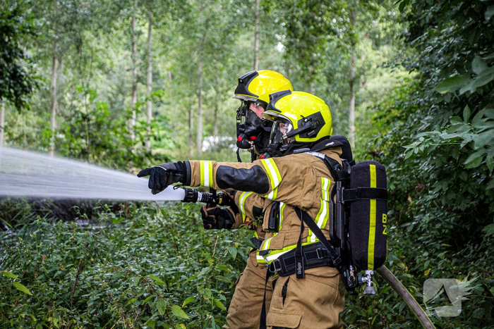 Middelbrand in bos door brandende kraan