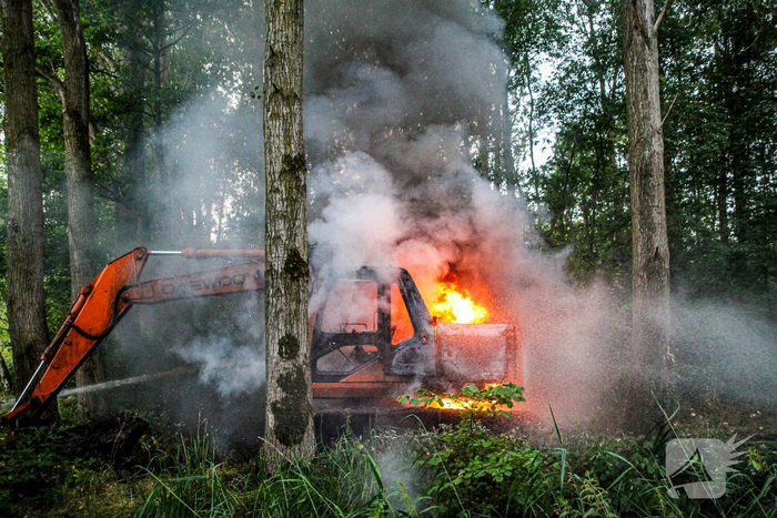 Middelbrand in bos door brandende kraan