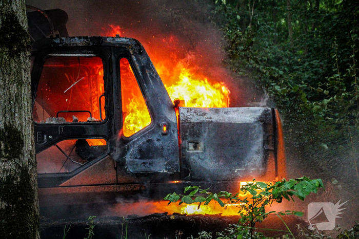 Middelbrand in bos door brandende kraan