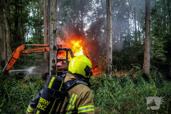 Middelbrand in bos door brandende kraan