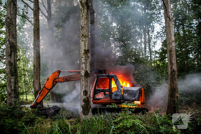 Middelbrand in bos door brandende kraan