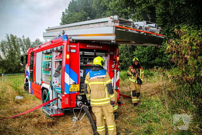Middelbrand in bos door brandende kraan