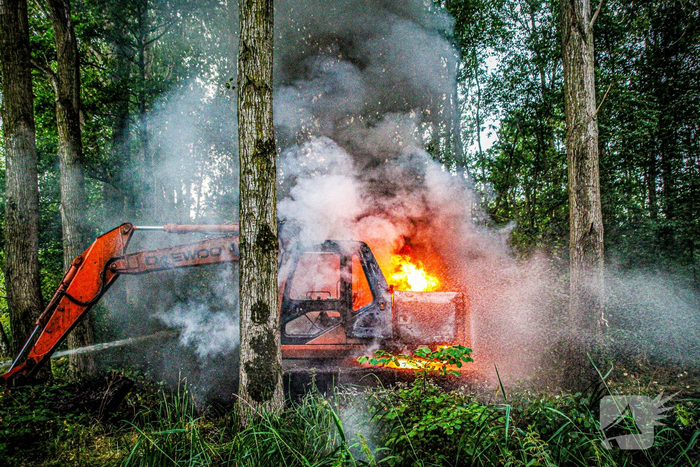 Middelbrand in bos door brandende kraan